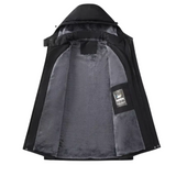 Elegantiškas vilnonis paltas lauke