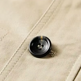 Elegantiškas paltas su keliais kišenėmis