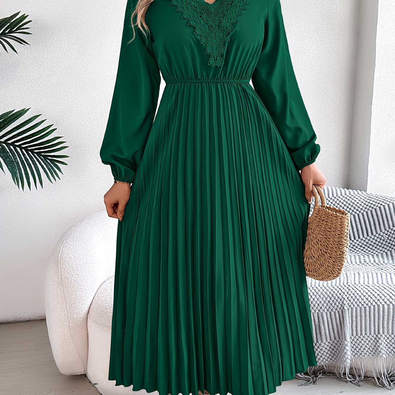 Rosalind Quinn | Nėriniuota V formos kaklo A formos suknelė